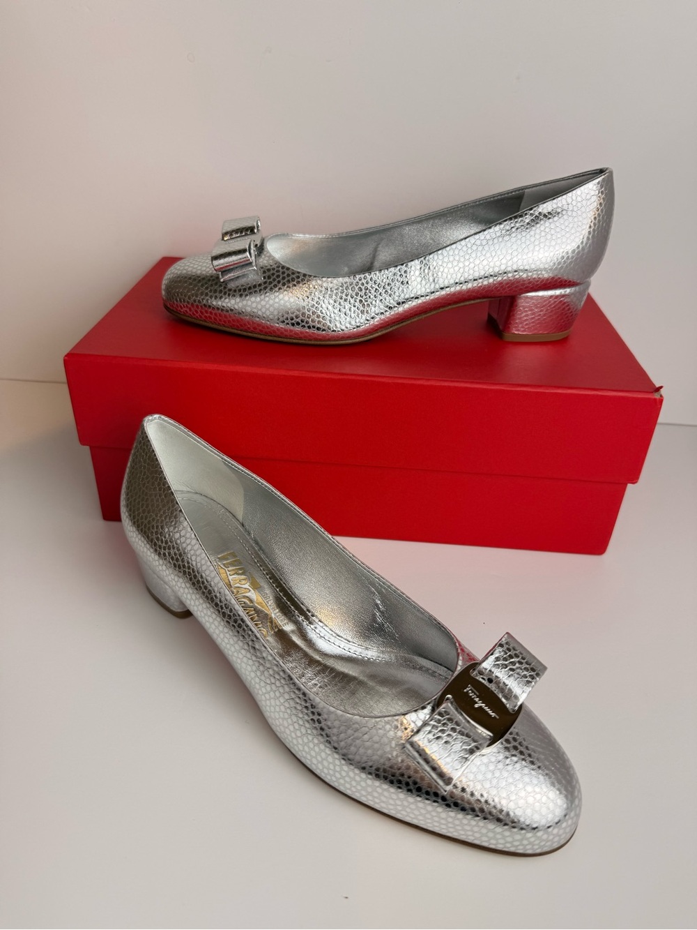Ferragamo Vara Manta Bow Leather 30mm Pumps In Silver Size 8D - Picture 2 of 11